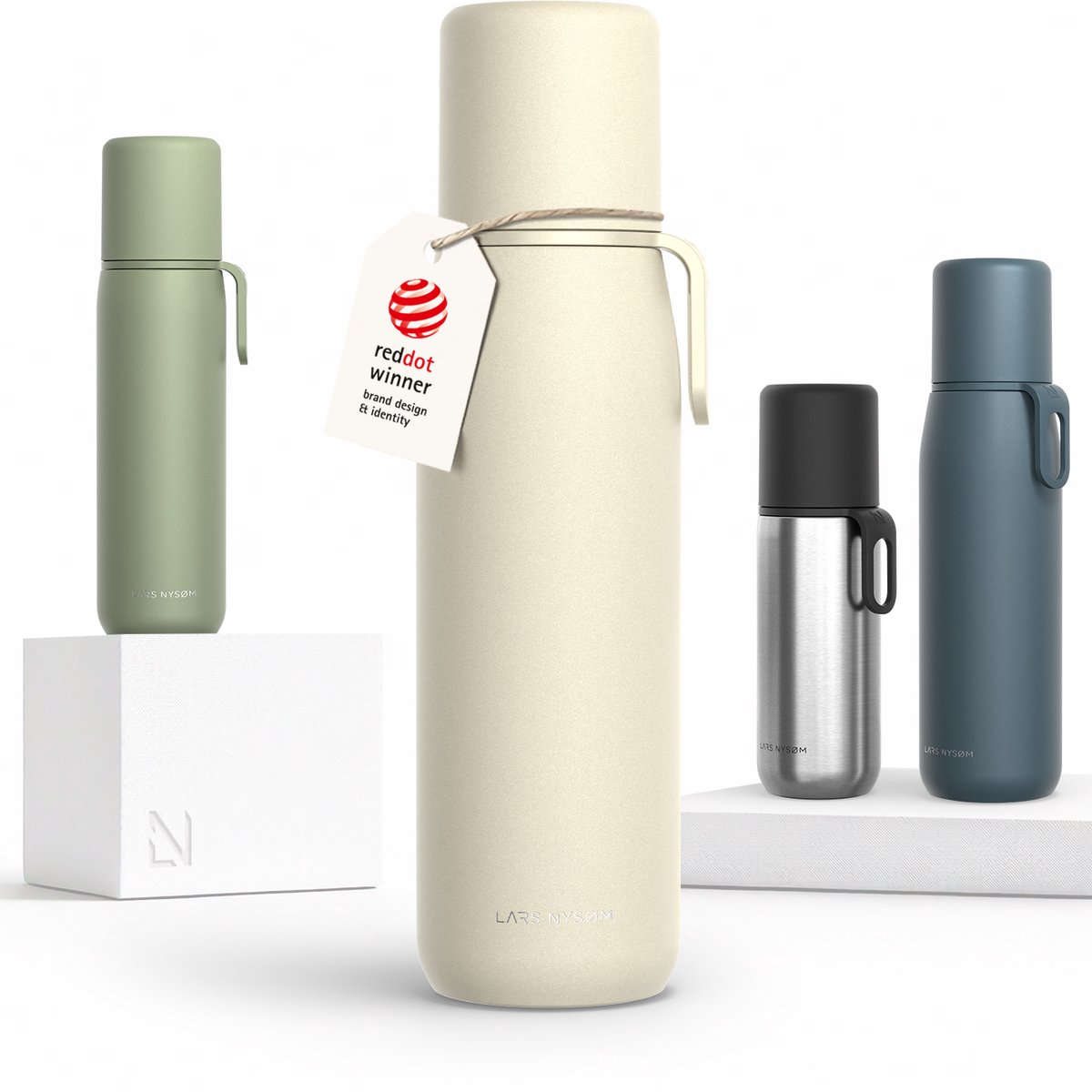 LARS NYSØM Roestvrijstalen Thermosfles - Dubbelwandige Geïsoleerde Drinkfles met Beker en Draagriem, Lekvrije Metalen Fles voor Reizen, Kantoor & Buitenactiviteiten (Almond Beige)