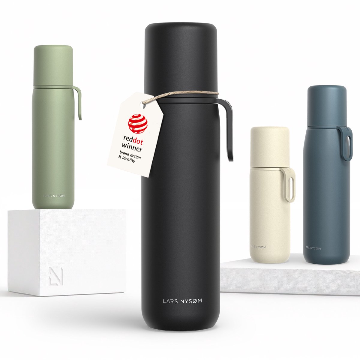 LARS NYSØM Roestvrijstalen Thermosfles - Dubbelwandige Geïsoleerde Drinkfles met Beker en Draagriem, Lekvrije Metalen Fles voor Reizen, Kantoor & Buitenactiviteiten (Carbon Black)