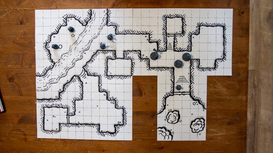 Cacklin Slayers - Papier quadrillé - Carte de combat Blanco - Format Dragon's Lair (30,5 x 40,5 cm) - Pour jeux de rôle tels que Dungeons and Dragons, Pathfinder, Daggerheart - Cadeau Master du Donjon - Carte - Tapis de combat - Grille de combat D&D