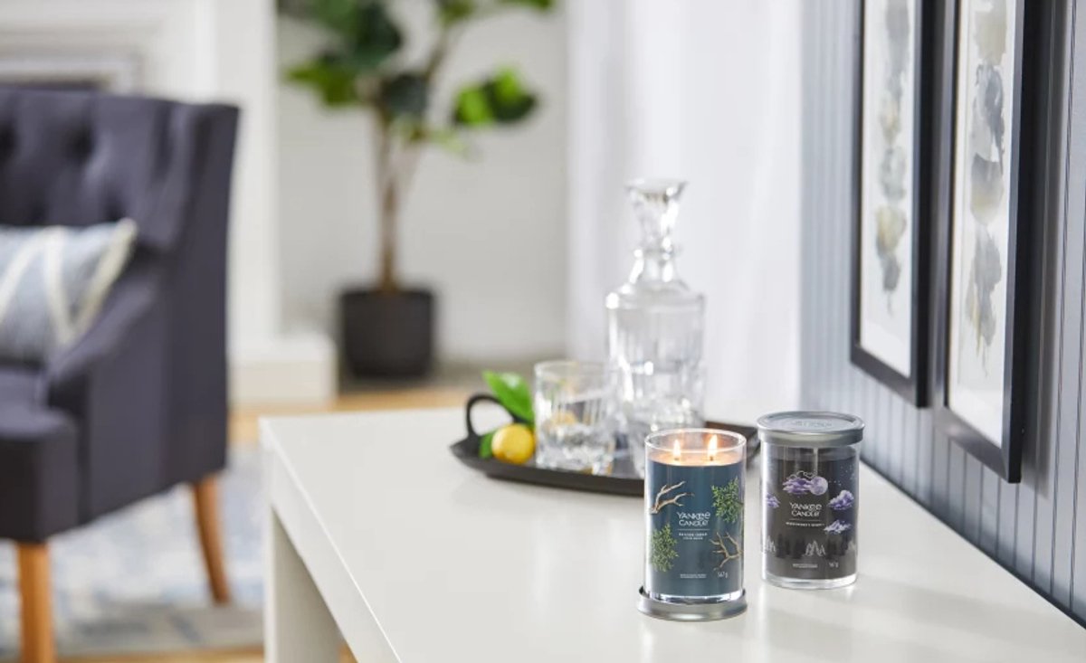 Yankee Candle Midsummer’s Night Large Tumbler Geurkaars - 100 branduren - twee lonten Zwart