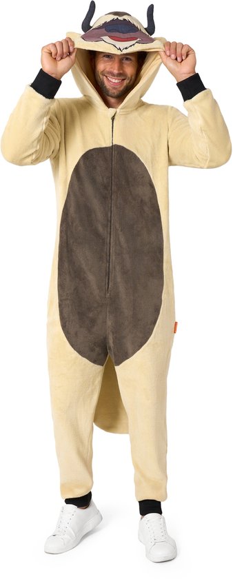 Homme portant une combinaison beige clair style Appa, avec une tache ventrale marron et une capuche avec oreilles et cornes.