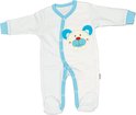 Witte baby jumpsuit met blauwe stippen, blauwe biezen, drukknoopsluiting en teddybeer applicatie.