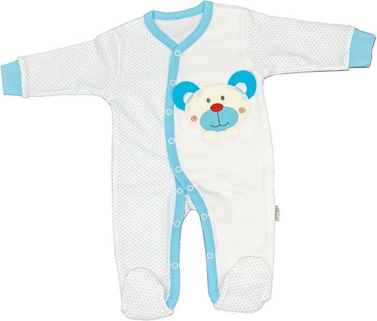 Witte baby jumpsuit met blauwe stippen, blauwe biezen, drukknoopsluiting en teddybeer applicatie.