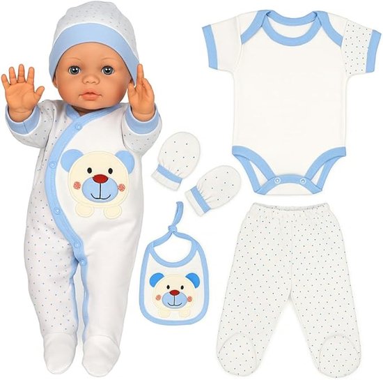 Babykleding set met een pop in een witte jumpsuit met blauwe stippen, blauwe biezen en teddybeer applicatie. Ook inbegrepen: romper, broek, slab en wantjes.