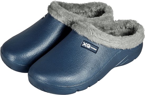 Paire de sabots bleu marine doublés de fourrure grise avec logo XQ Footwear.