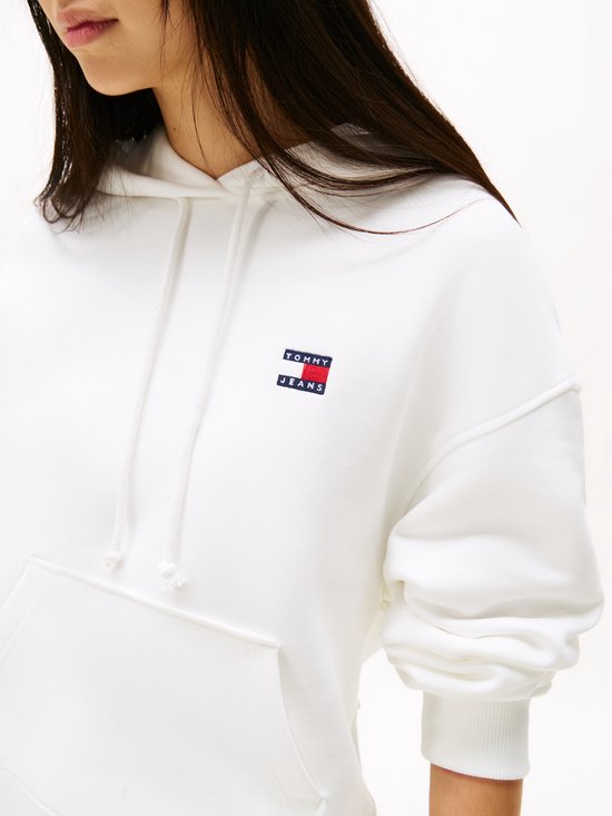 Wit Tommy Jeans hoodie met klein Tommy Hilfiger logo op de borst.