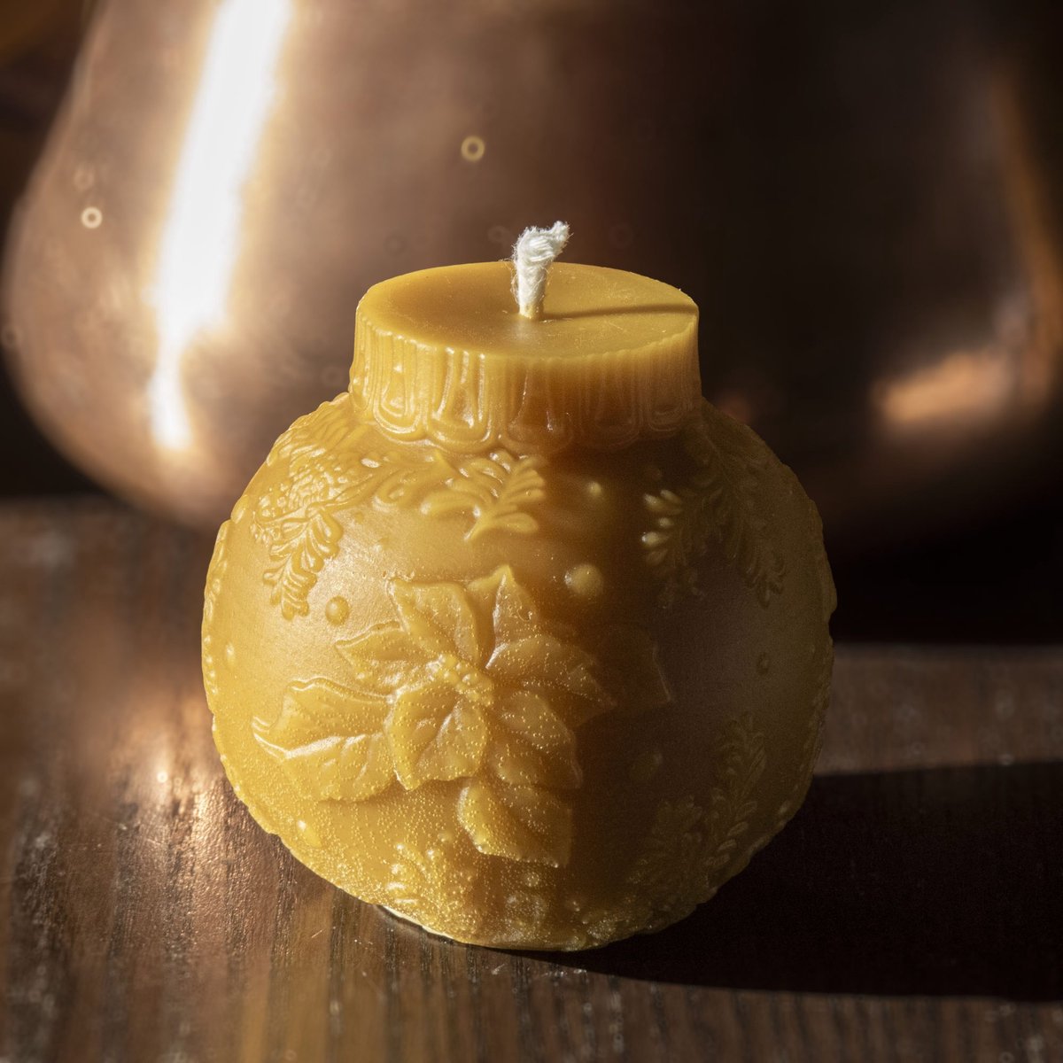 Bijenwas kerstbal met kerstroos, 214 gram