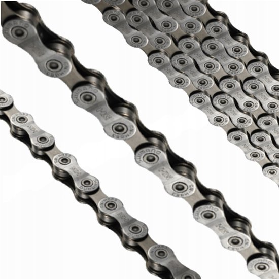 Zilverkleurige Shimano Deore ketting met 116 schakels en "SHIMANO" inscriptie.