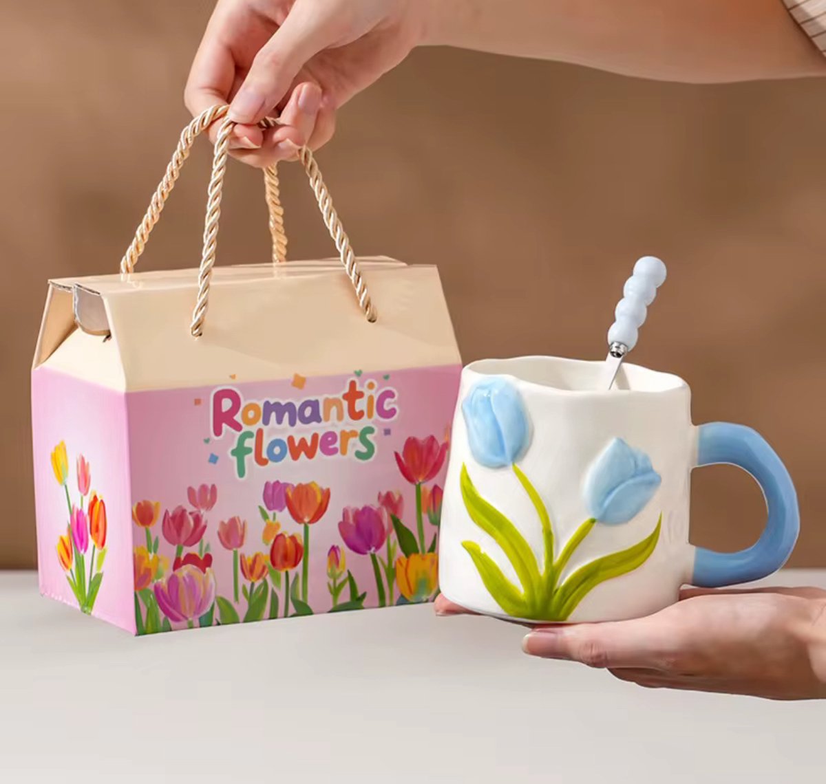 Romantische Tulpen Beker - 400ml - Blauw – Inclusief Lepel & Luxe Geschenkverpakking