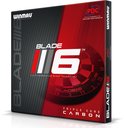 Verpakking van het Winmau Blade 6 dartbord, zwart met rode accenten, met de tekst "BLADE 6 TRIPLE CORE CARBON".