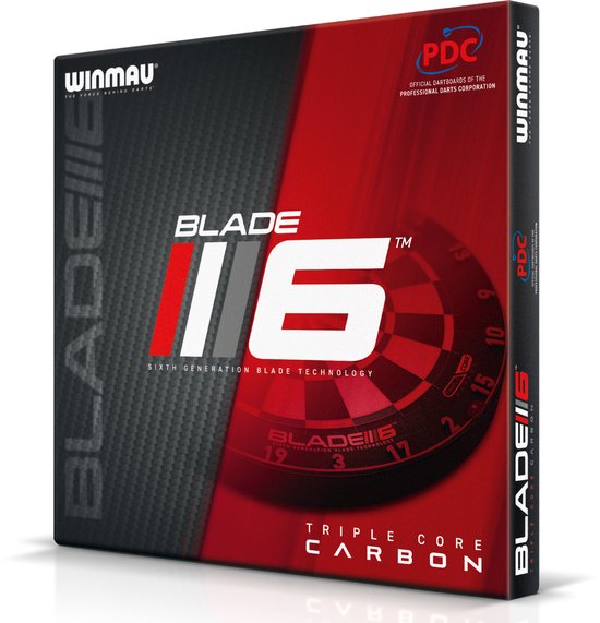 Verpakking van het Winmau Blade 6 dartbord, zwart met rode accenten, met de tekst "BLADE 6 TRIPLE CORE CARBON".