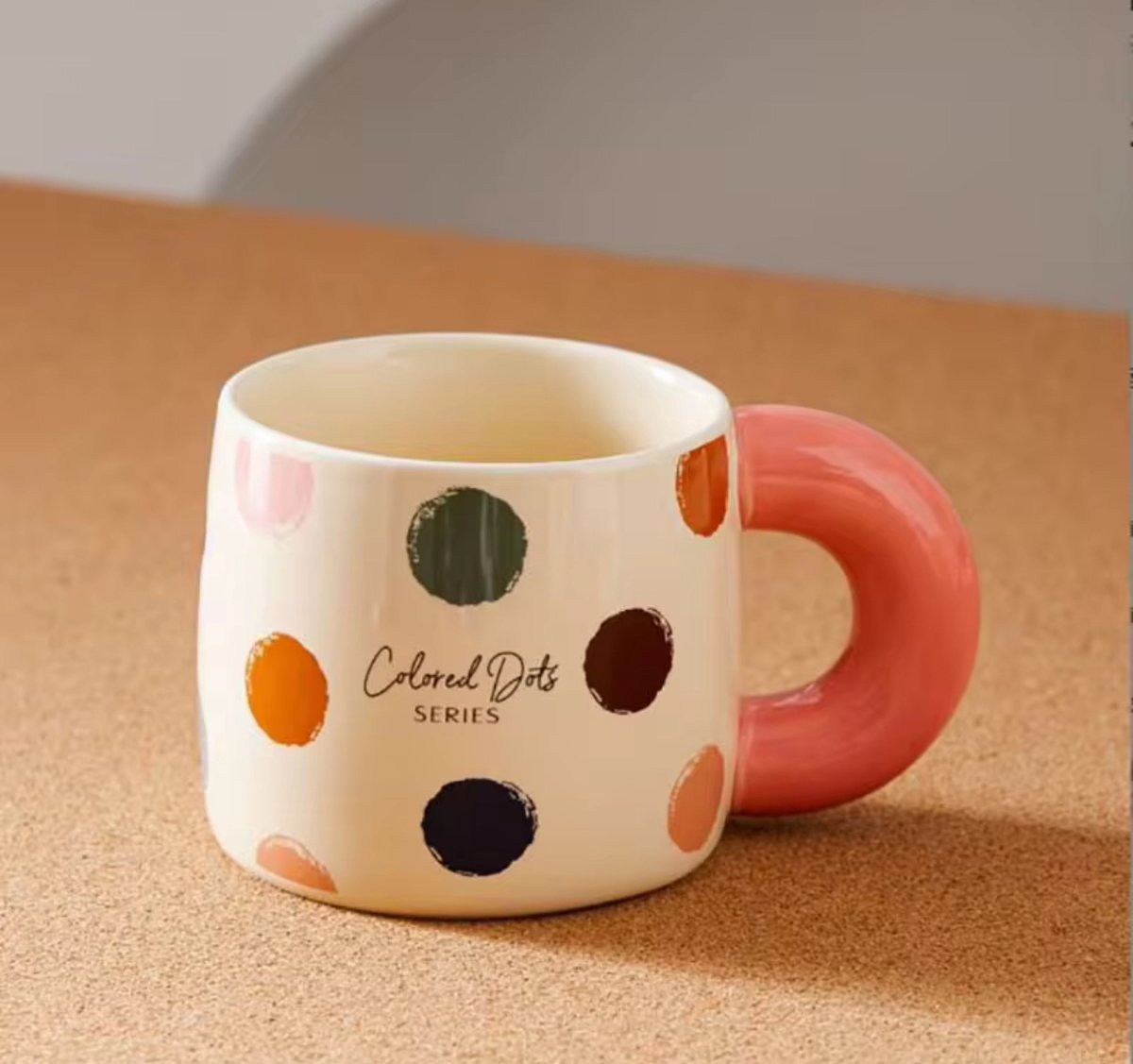 Colored Dots Keramische Mok - 480ml - Roze - Met Gekleurde Oor - Inclusief Geschenkverpakking