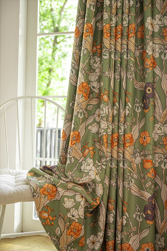 Groen gordijn met een vintage bloemenprint van oranje, witte en paarse bloemen en bladeren.
