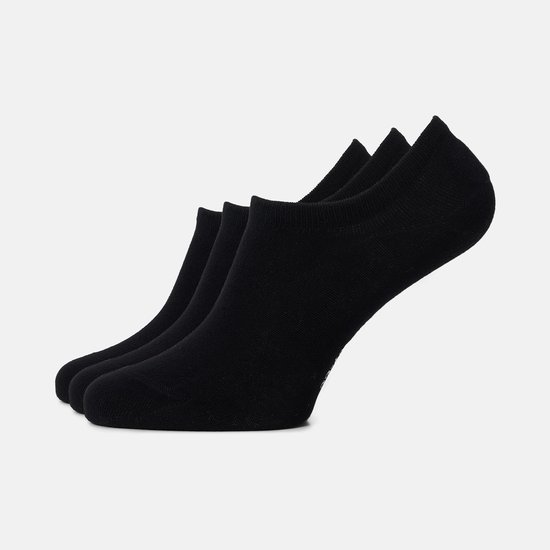 Drie zwarte, naadloze sneakersokken op een witte achtergrond.
