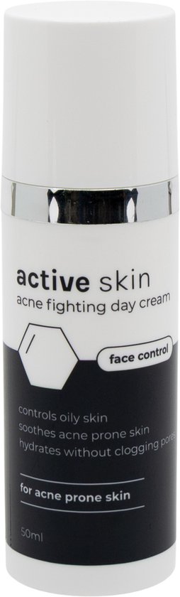 Witte pompflacon 'active skin acne fighting day cream' op witte achtergrond. Bedoeld voor acne-gevoelige huid.