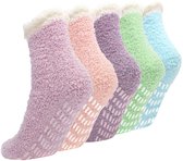 Rij van vijf pantoffelsokken in pastelkleuren: lila, roze, paars, mintgroen en lichtblauw, met witte boord en antislip zolen.