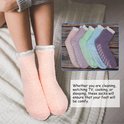 Zachte lichtroze pantoffelsokken met witte pluche boord. Inzet toont vijf sokken in pastelkleuren: roze, lila, mintgroen, lichtblauw en paars.