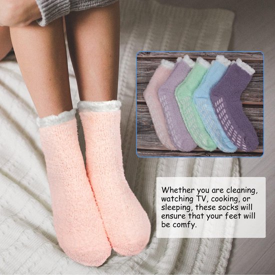 Zachte lichtroze pantoffelsokken met witte pluche boord. Inzet toont vijf sokken in pastelkleuren: roze, lila, mintgroen, lichtblauw en paars.