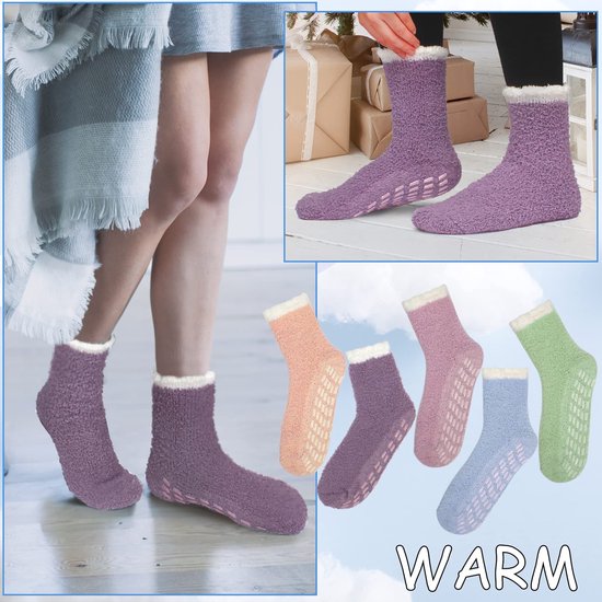 Paarse pantoffelsokken met witte boord en antislip zolen, gedragen door vrouw. Inzet toont paarse sokken op cadeaupakjes. Andere inzet toont 5 sokken in pastelkleuren.