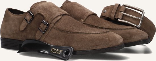 Bruine suède monk strap schoenen met dubbele gespen en bijpassende riem.
