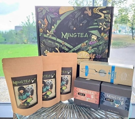 Mingtea cadeauset met drie bruine theezakjes, twee grijze doosjes "BLEND TEA", en een doosje met een thee-ei.