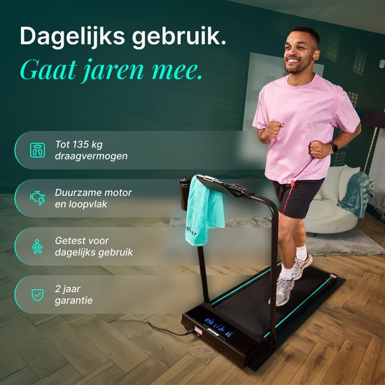 Man in roze T-shirt loopt op loopband. "Dagelijks gebruik. Gaat jaren mee."