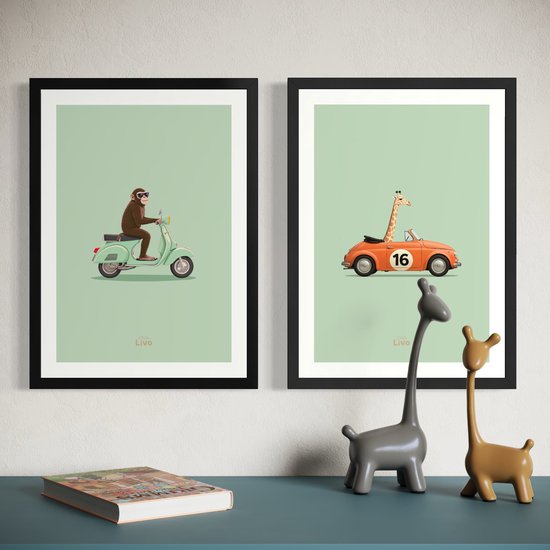Affiche enfants - Little Livo - Girafe en auto Vintage - 30 cm x 40 cm - 250 g/m2 papier - Finition mate - Décoration murale