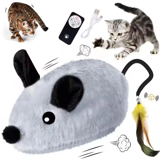 Elektrische speelmuis, grijs met zwarte oren en vlekken, met veerstaart, naast twee katten en een afstandsbediening.
