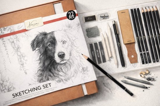 Tekenset "Sketching Set" met een potlood op een schets van een hond. Inhoud van de set zichtbaar.