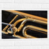 Muursticker - Gouden Details van Blaasinstrument - 60x40 cm Foto op Muursticker