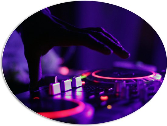 PVC Schuimplaat Ovaal - Hand van DJ op DJ set met Neon Lichten - 96x72 cm Foto op Ovaal (Met Ophangsysteem)