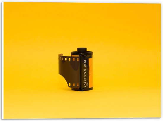 PVC Schuimplaat- Fotorolletje tegen Gele Achtergrond - 40x30 cm Foto op PVC Schuimplaat