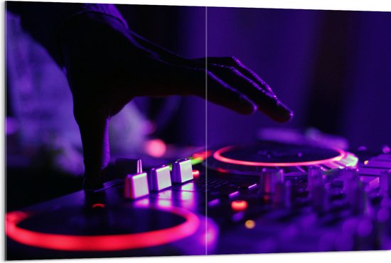 Acrylglas - Hand van DJ op DJ set met Neon Lichten - 120x80 cm Foto op Acrylglas (Met Ophangsysteem)