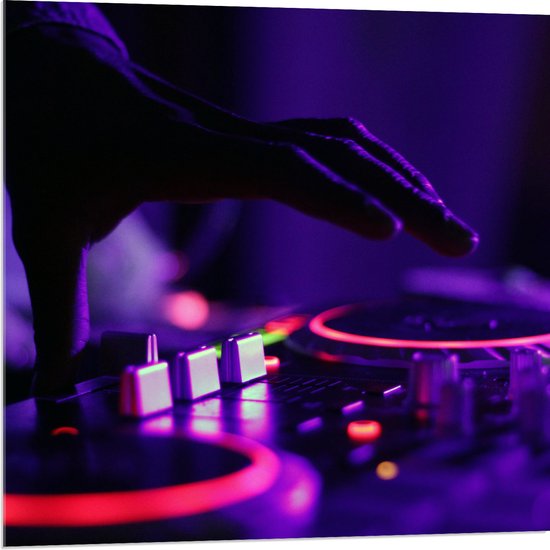 Acrylglas - Hand van DJ op DJ set met Neon Lichten - 80x80 cm Foto op Acrylglas (Wanddecoratie op Acrylaat)