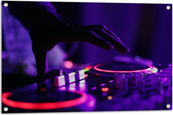 Tuinposter – Hand van DJ op DJ set met Neon Lichten - 90x60 cm Foto op Tuinposter (wanddecoratie voor buiten en binnen)