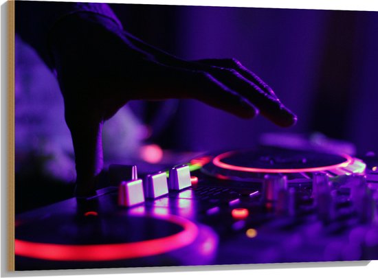 Hout - Hand van DJ op DJ set met Neon Lichten - 100x75 cm - 9 mm dik - Foto op Hout (Met Ophangsysteem)
