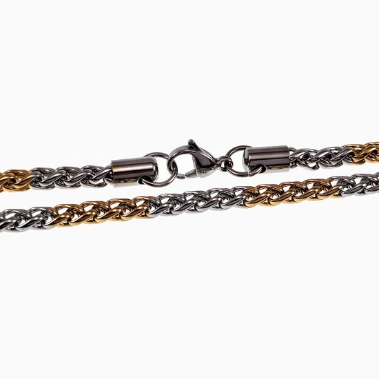 Metaal Sterke Ketting, Liggen Verdraaid Op Een Witte Achtergrond Stock