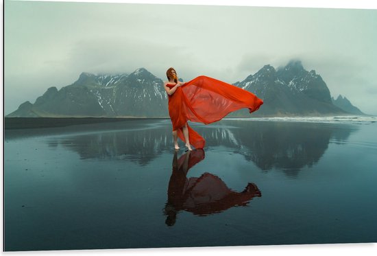 Dibond - Vrouw in Sierlijk Rode Jurk Dansend op het IJs in Berglandschap - 105x70 cm Foto op Aluminium (Wanddecoratie van metaal)