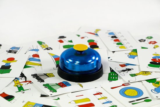 Een blauwe bel met een gele knop ligt op een stapel kaarten met kleurrijke illustraties.