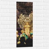 Muursticker - Ganesha Beeld in Hindoeïstische Tempel - 30x90 cm Foto op Muursticker