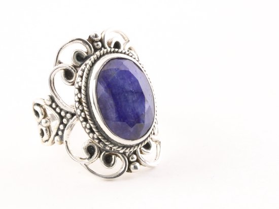 Opengewerkte zilveren ring met blauwe saffier - maat 18.5