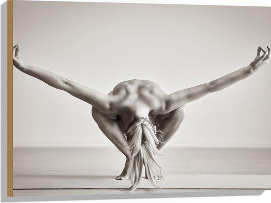 Hout - Vrouw met Gespreide Armen Yogapositie (Zwart- wit) - 80x60 cm - 9 mm dik - Foto op Hout (Met Ophangsysteem)