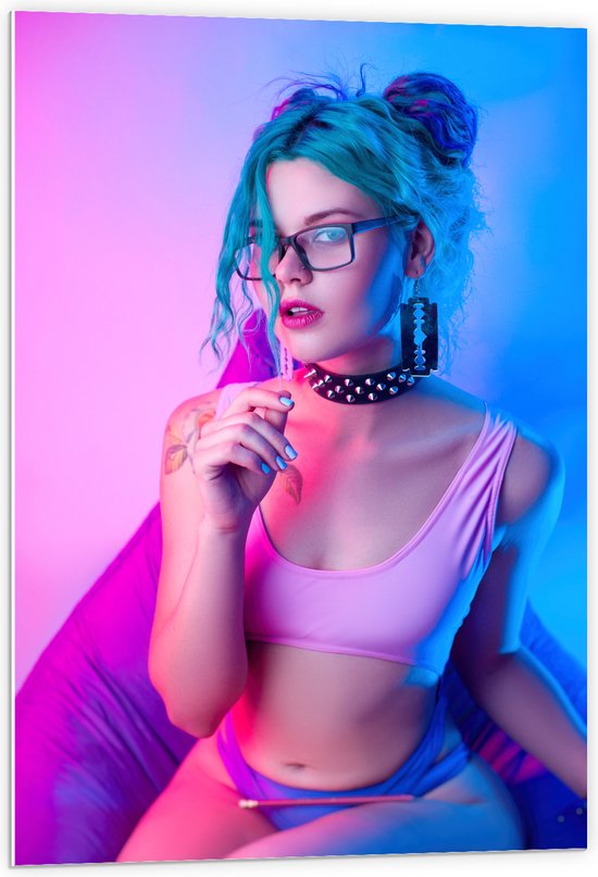 PVC Schuimplaat- Vrouw in Bikini bij Paars met Blauw Licht - 60x90 cm Foto op PVC Schuimplaat