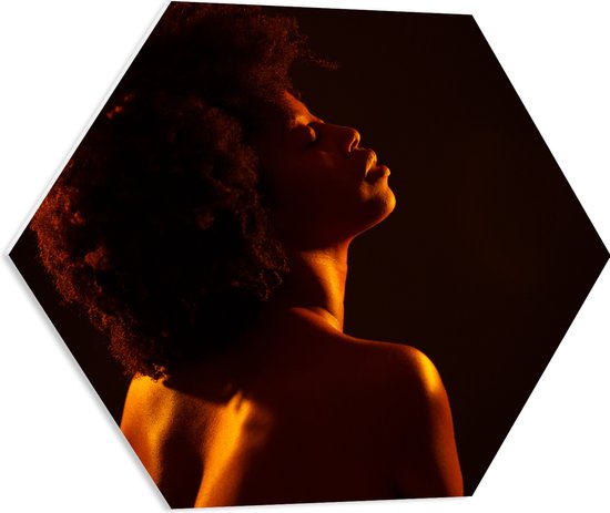 PVC Schuimplaat Hexagon - Vrouw met Afro en Oranje Gloed op Lichaam - 60x52.2 cm Foto op Hexagon (Met Ophangsysteem)