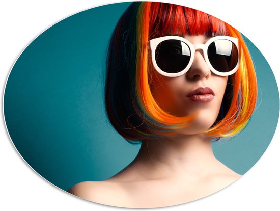 PVC Schuimplaat Ovaal - Vrouw met Kleurrijk Haar en Witte Ronde Zonnebril tegen Blauwe Achtergrond - 96x72 cm Foto op Ovaal (Met Ophangsysteem)