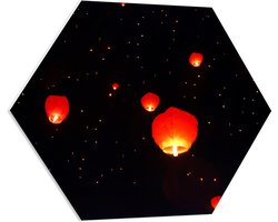 PVC Schuimplaat Hexagon - Brandende Lampionnen Vliegend naar Sterrenhemel - 80x69.6 cm Foto op Hexagon (Met Ophangsysteem)