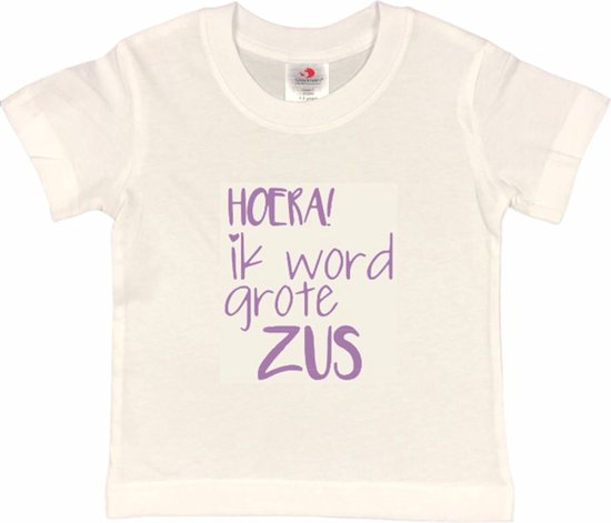 Wit t-shirt met lila tekst: 'HOERA! ik word grote ZUS'.