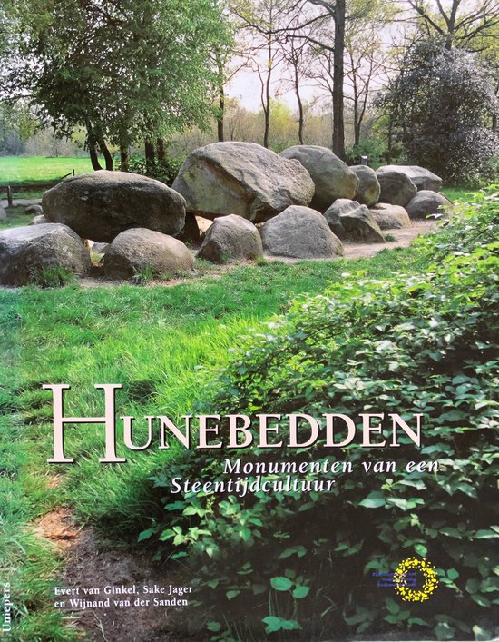 Boekcover met de titel 'Hunebedden Monumenten van een Steentijdcultuur'. Grote stenen op gras met bomen op de achtergrond.