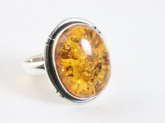 Ovale zilveren ring met amber - maat 17