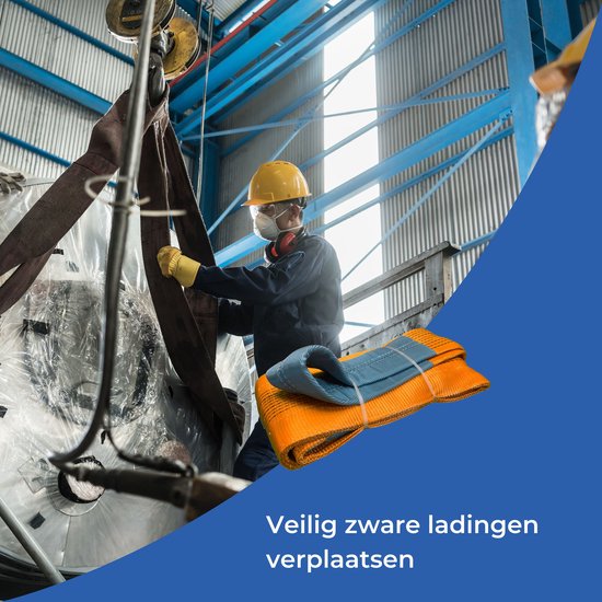 Man in gele helm en veiligheidsmasker hijst zware lading met bruine hijsbanden in fabriekshal. Een oranje hijsband met blauwe hijsogen is op de voorgrond geplaatst. Tekst: 'Veilig zware ladingen verplaatsen'.